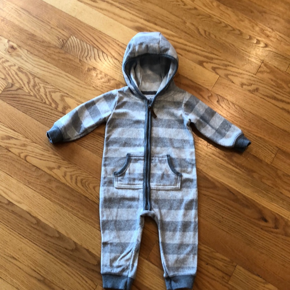 👗Carter’s 9 month fleece zip up one piece outfit